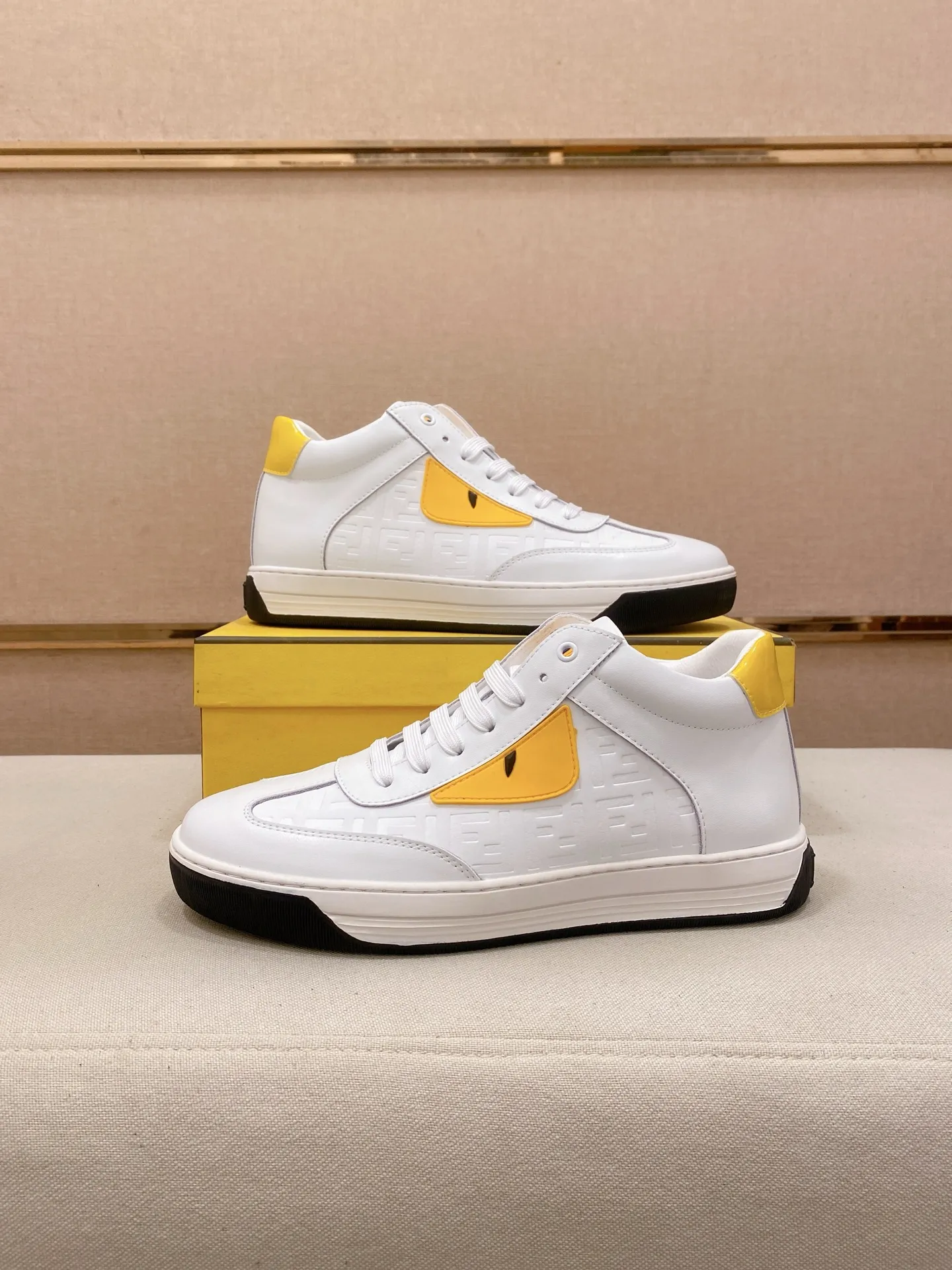 Factory price: 420💰[Fendi] Fendi’s latest men’s casual shoes! Available at counters simultaneously! A one-to-one replica of the original. All imported official website one-to-one cowhide fabric. The interior is made of top-grade sheepskin, and the original factory-supplied rubber outsole is used. Leading new fashion concepts. Matching code: 38-44. (can be customized for 45 non-refundable)